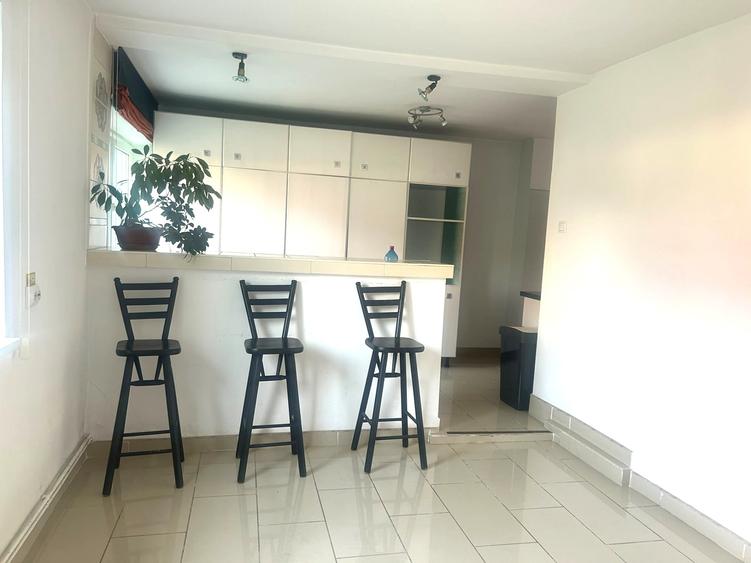 Casă individuală cu 8 camere cu Canalizare în Florilor