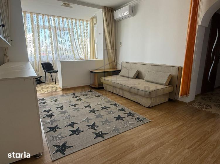 Apartament cu 3 camere în Podu Roș