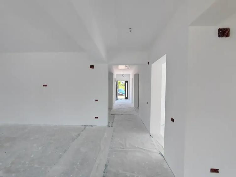 Casă cu 4 camere cu Teren 400 Mp în Crevedia