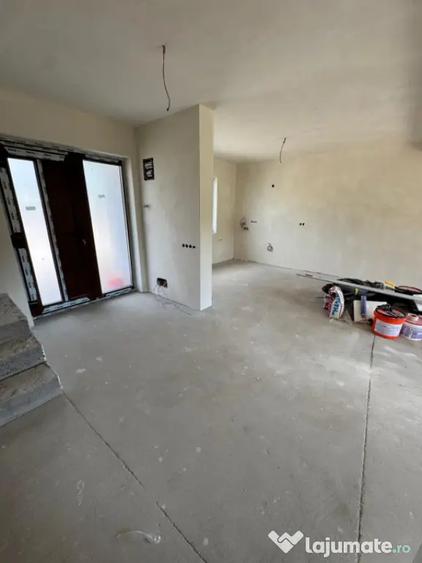 Casă cu 4 camere cu Teren 400 Mp în Luna