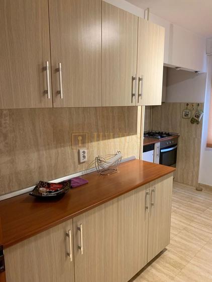 Apartament cu 3 camere decomandat, mobilat în Lunei
