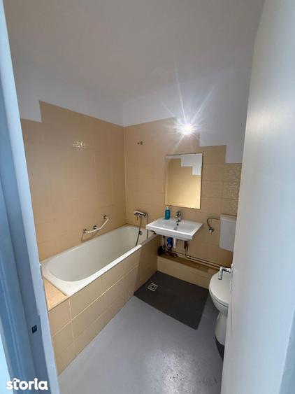 Apartament cu 3 camere semidecomandat în Complex Studențesc