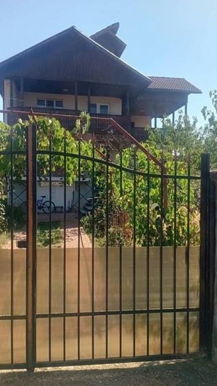 Casă cu 4 camere în Primăverii