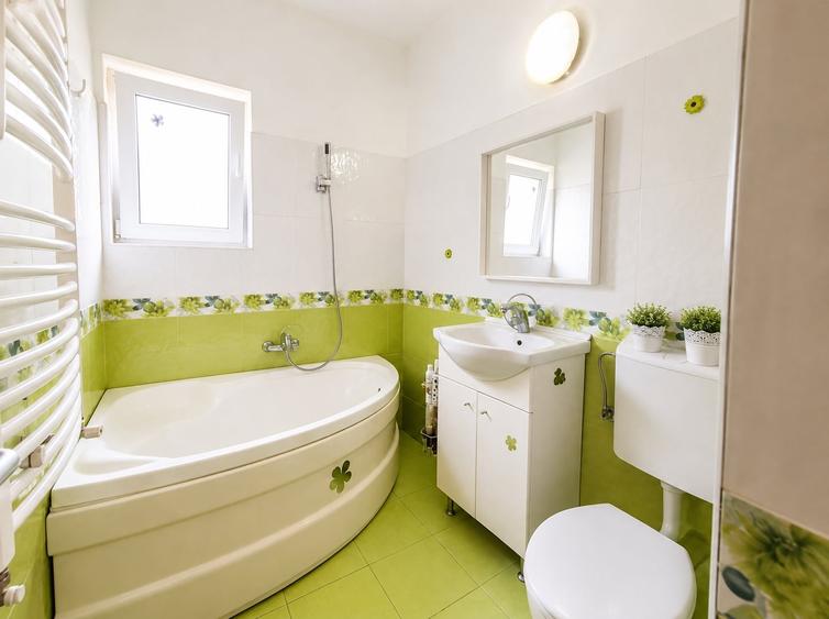 Apartament cu 3 camere semidecomandat, mobilat în Florești