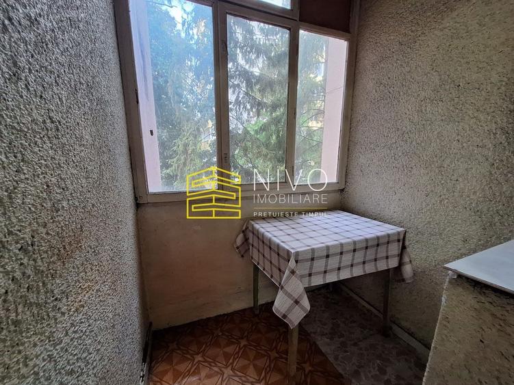 Apartament cu 3 camere decomandat, mobilat în Cornișa
