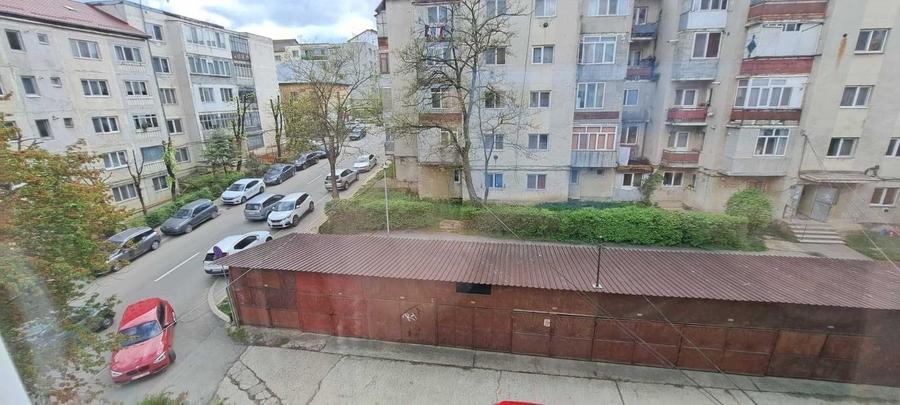 Apartament cu 3 camere decomandat în Est