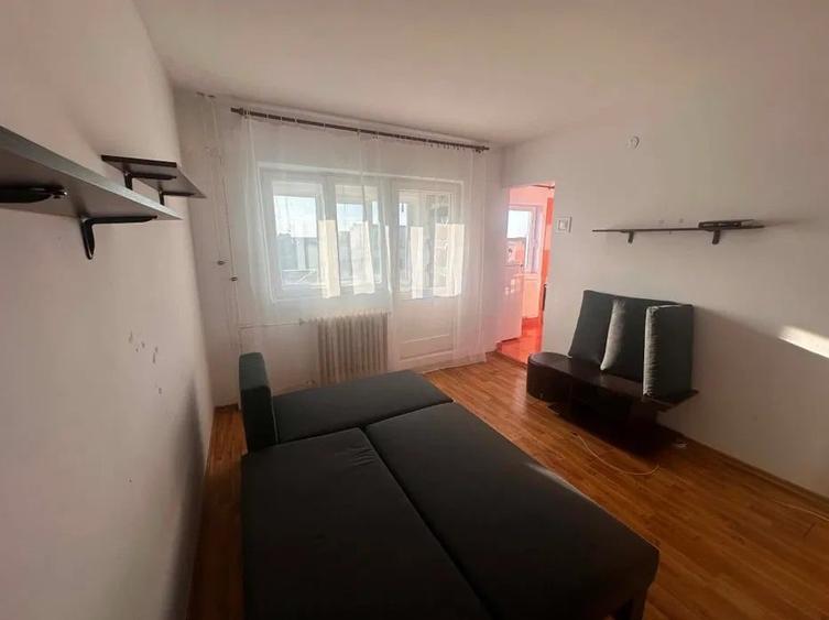 Garsonieră decomandată în Girocului