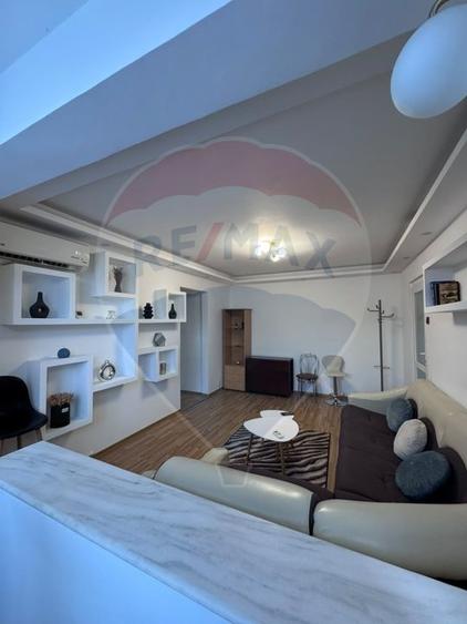 Apartament cu 2 camere semidecomandat, mobilat în Podul de Piatră