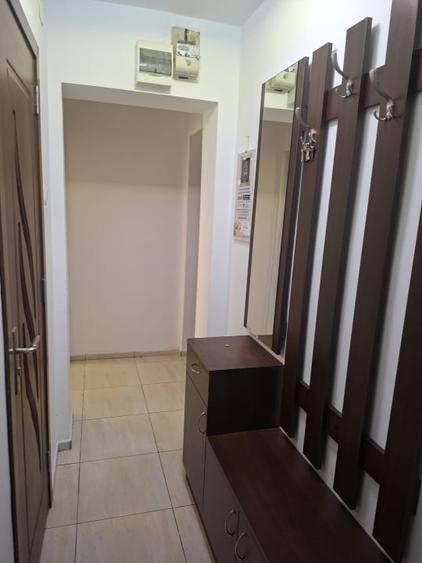 Apartament cu 3 camere semidecomandat, mobilat în Valea Rosie