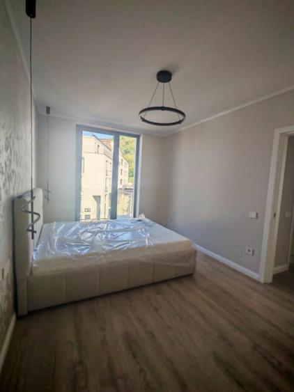 Apartament cu 3 camere semidecomandat în Gruia