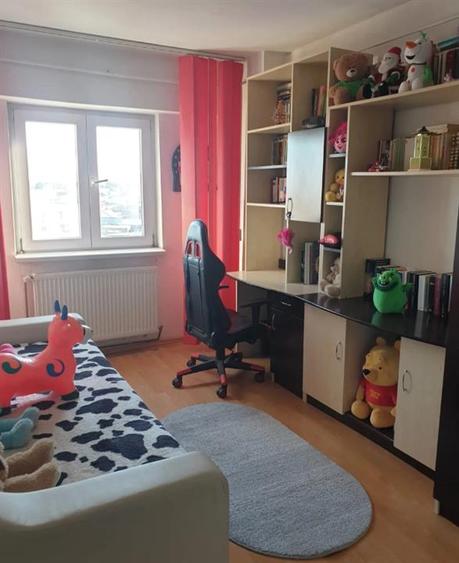 Apartament cu 3 camere decomandat, mobilat în Județean