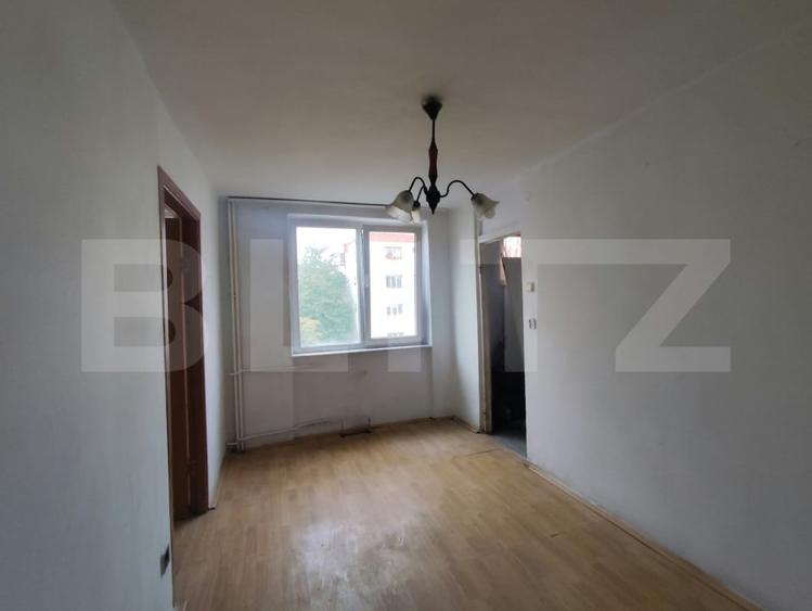 Apartament cu 3 camere semidecomandat în 22 Decembrie