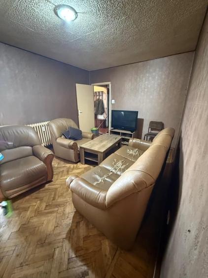 Apartament cu 4 camere semidecomandat în Calea București