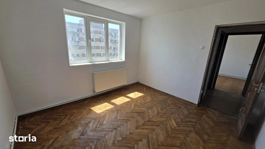 Apartament cu 3 camere decomandat în Craiovița Nouă