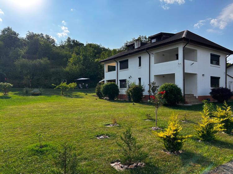 Casă individuală cu 5 camere cu Teren 1716 Mp în Gâlmeia
