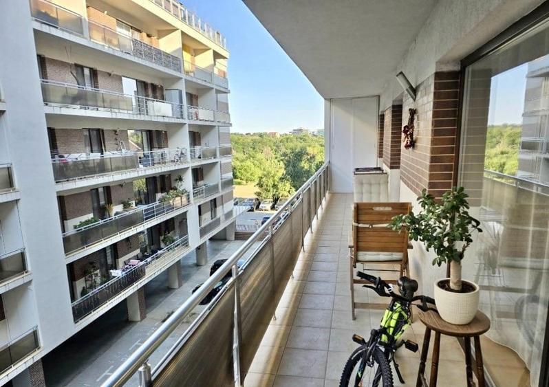 Apartament cu 3 camere semidecomandat, mobilat în Băneasa