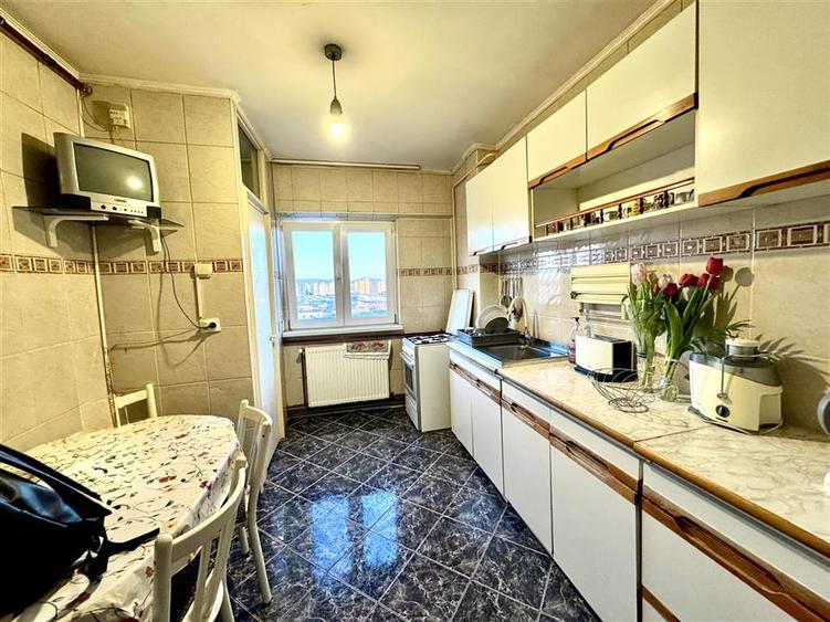 Apartament cu 3 camere decomandat, mobilat în Județean