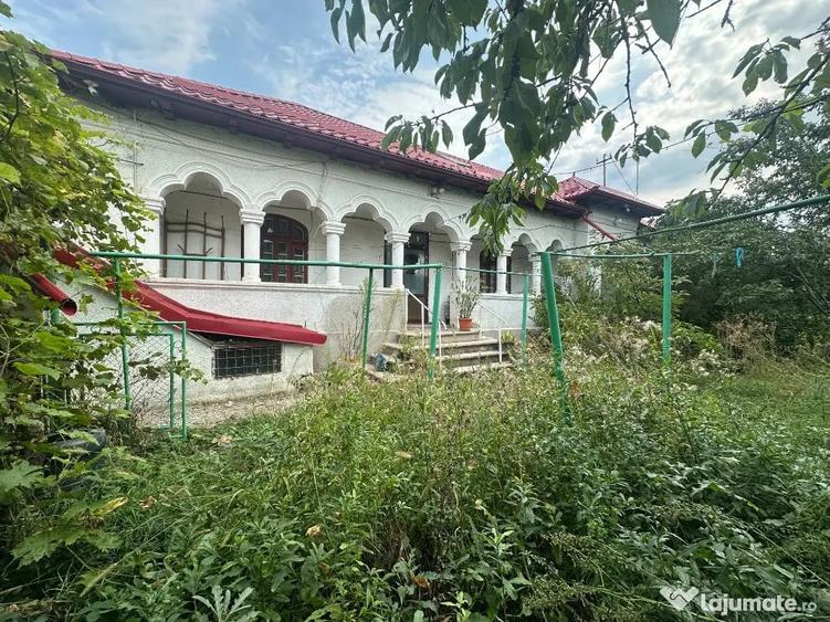 Casă cu 4 camere cu Teren 1498 Mp în Călinești