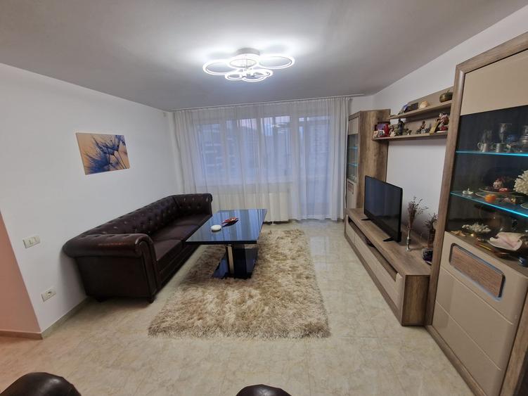 Apartament cu 3 camere semidecomandat în Drumul Taberei