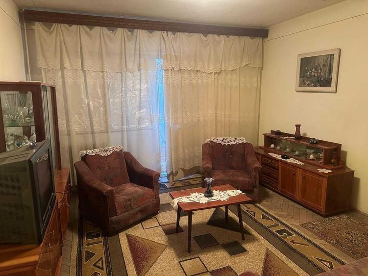 Apartament cu 3 camere semidecomandat în Central