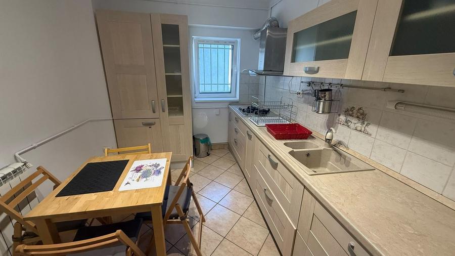 Apartament cu 3 camere decomandat, mobilat în P-ța Victoriei
