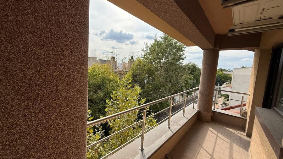 Apartament cu 4 camere decomandat în Herăstrău