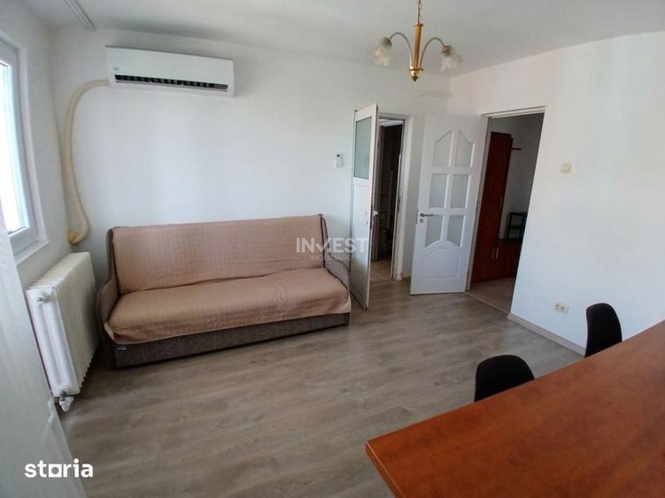 Apartament cu 3 camere semidecomandat în Podu Roș