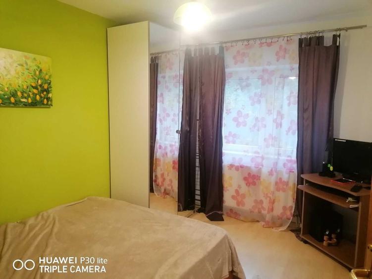Apartament cu 3 camere decomandat în Roșu