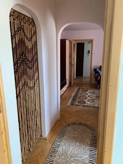 Apartament cu 2 camere semidecomandat, mobilat în Podul de Piatră