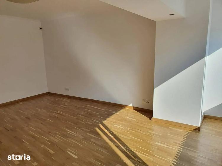 Apartament cu 4 camere semidecomandat în Centrul Civic