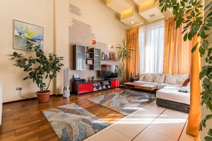 Casă individuală cu 7 camere cu Teren 1371 Mp în Nord-Est