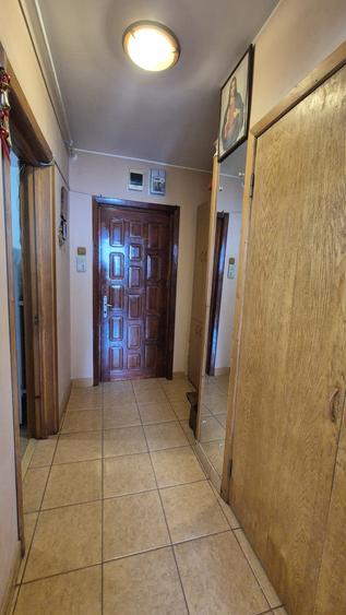 Apartament cu 3 camere semidecomandat, mobilat în Far