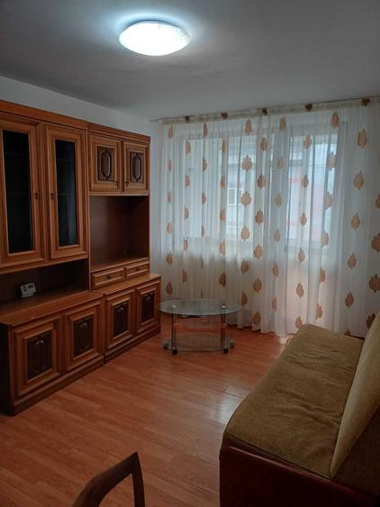 Apartament cu 3 camere semidecomandat în Mărăței