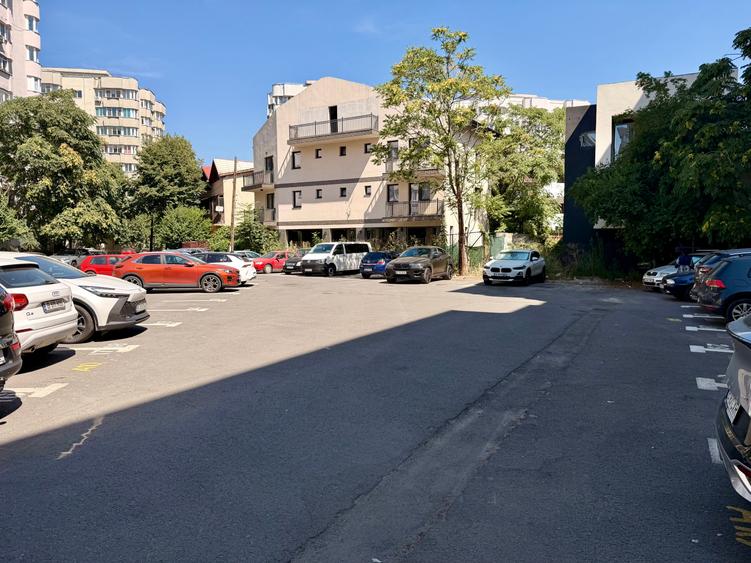 Casă individuală cu 13 camere cu Canalizare în Vitan Mall
