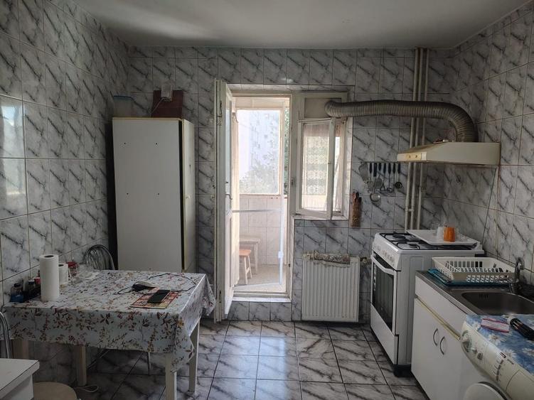 Apartament cu 3 camere semidecomandat în Ghencea