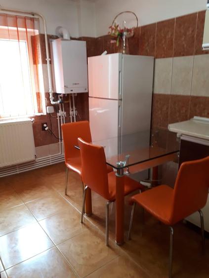Apartament cu 3 camere semidecomandat, mobilat în Buzaului