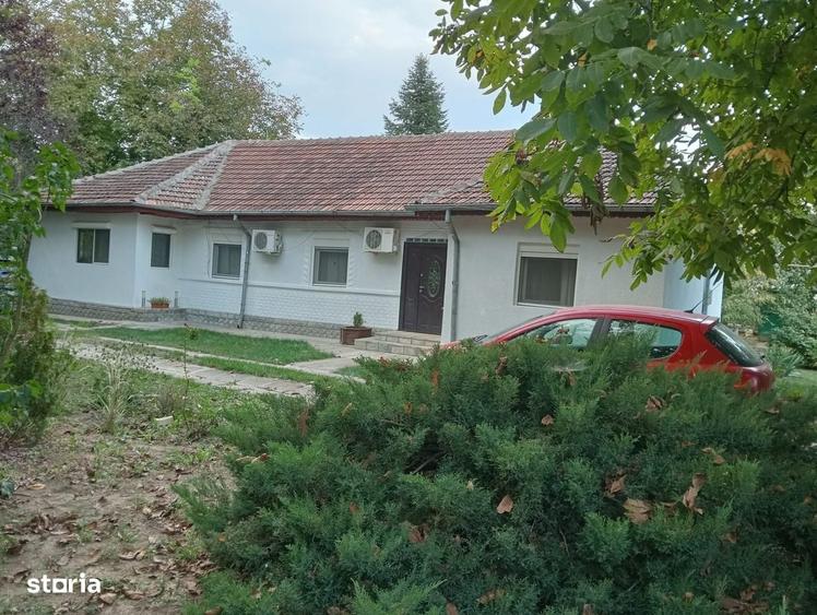 Casă cu 4 camere în Lipia