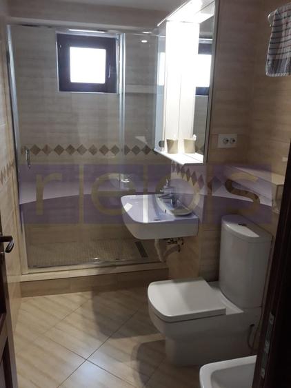 Apartament cu 3 camere decomandat, mobilat în Central