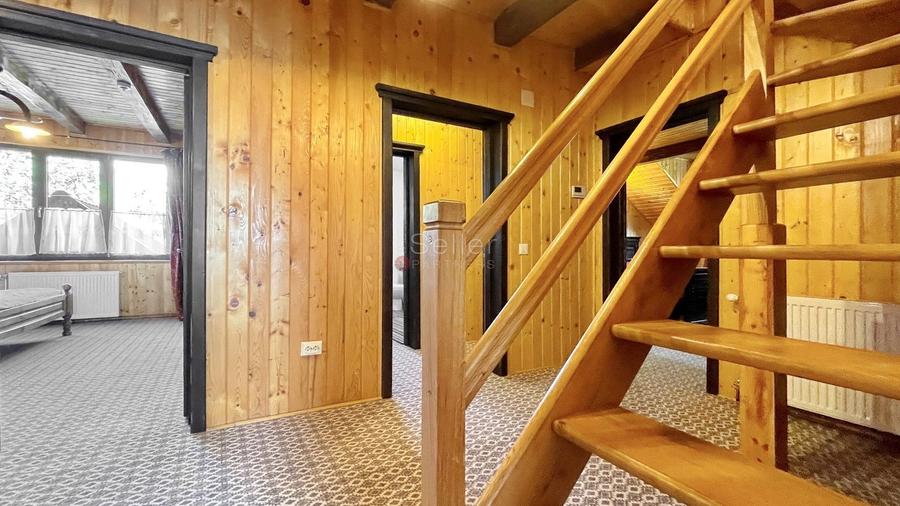 Casă individuală cu 11 camere cu Canalizare în Poiana Mărului