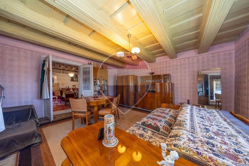 Casă individuală cu 6 camere cu Teren 1900 Mp în Central