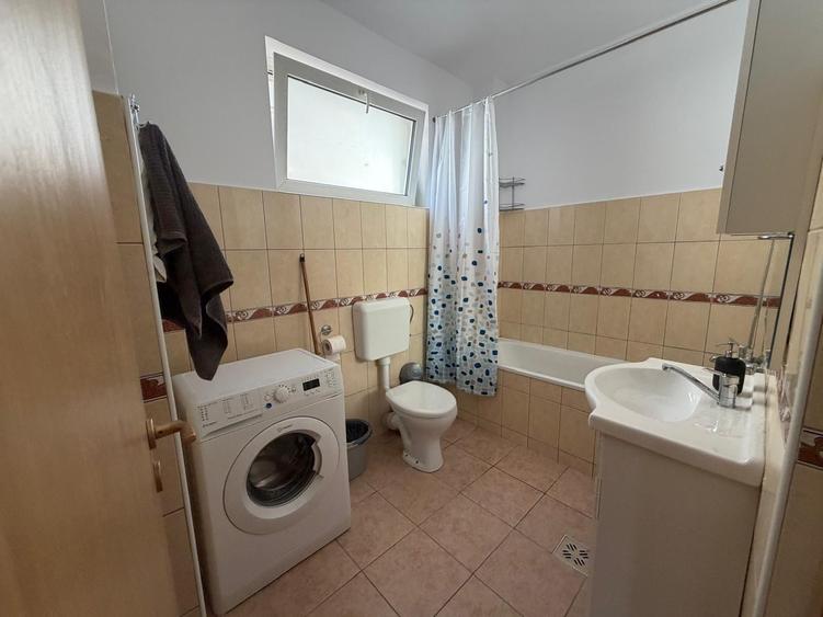 Apartament cu 3 camere semidecomandat în Dâmbul Rotund