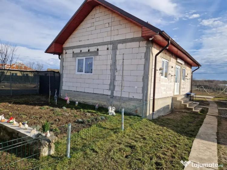 Casă cu 2 camere cu Teren 1686 Mp în Central