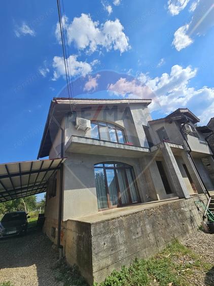Casă cu 5 camere cu Teren 702 Mp în Nord