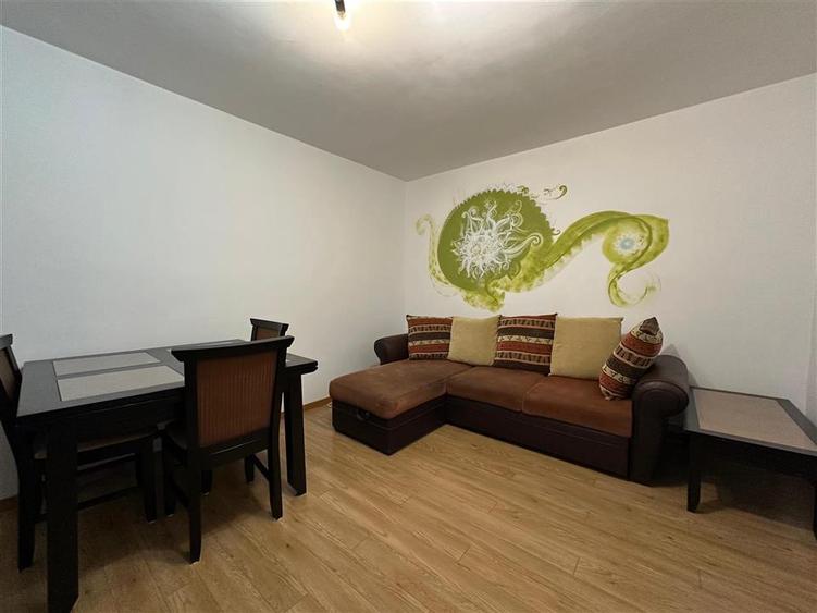 Apartament cu 4 camere decomandat în Podu Roș