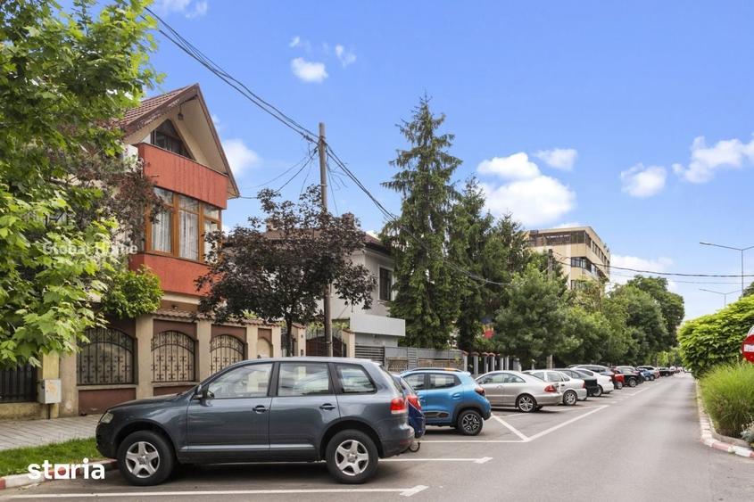 Casă cu 8 camere cu Teren 261 Mp în Vatra Luminoasă