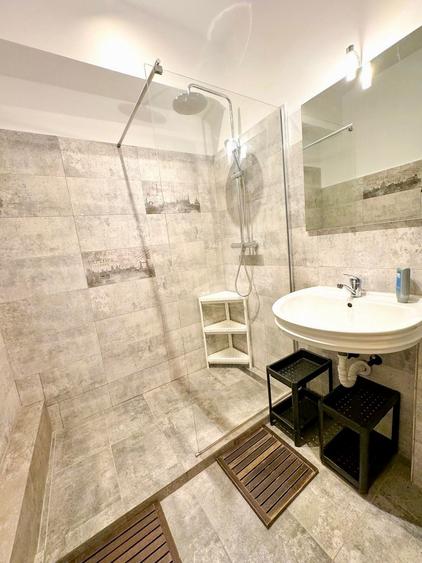 Apartament cu 5 camere decomandat, mobilat în Universitate