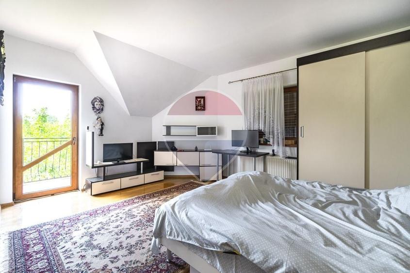 Casă individuală cu 7 camere cu Teren 1332 Mp în Cristian