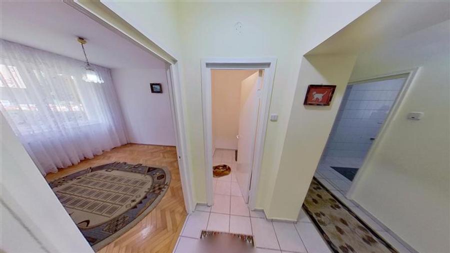 Apartament cu 3 camere decomandat în Astra