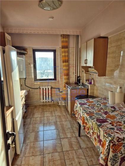 Apartament cu 3 camere decomandat în Filiași