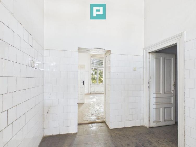 Casă individuală cu 15 camere cu Canalizare în Central